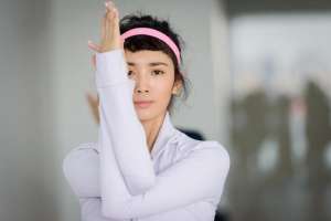 秋天美女文案(王紫璇秋季练瑜伽 粉红发带抢镜展运动美)