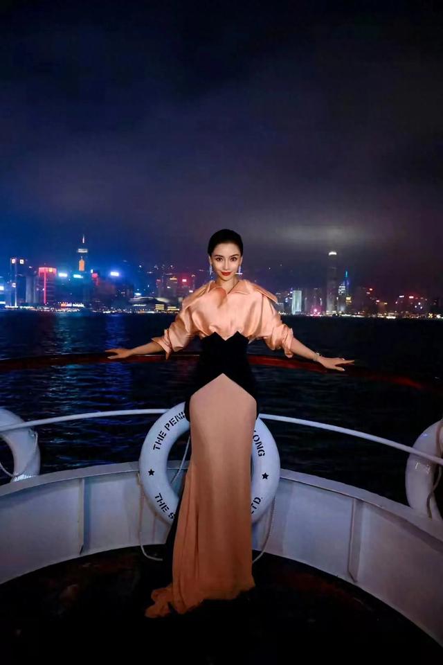 杨颖在夜色游轮上:美丽与活力的完美结合!