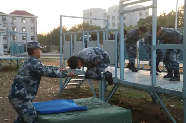 最美女生宣言(新训女兵的战斗宣言：凌空一跃，伞花飞扬)
