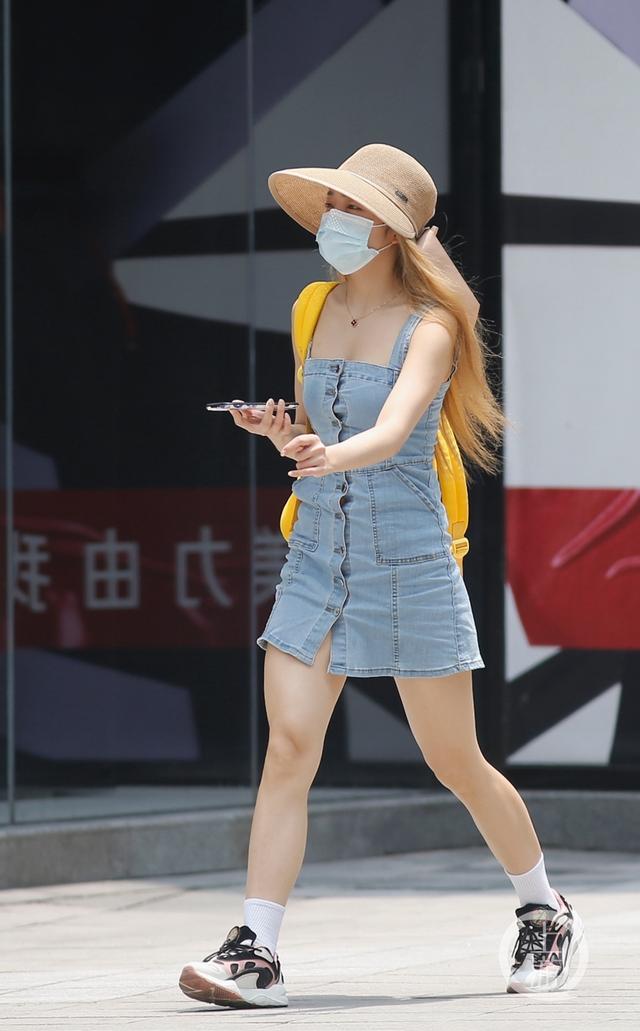 高温橙色预警!夏日炎炎重庆美女“清凉”出行