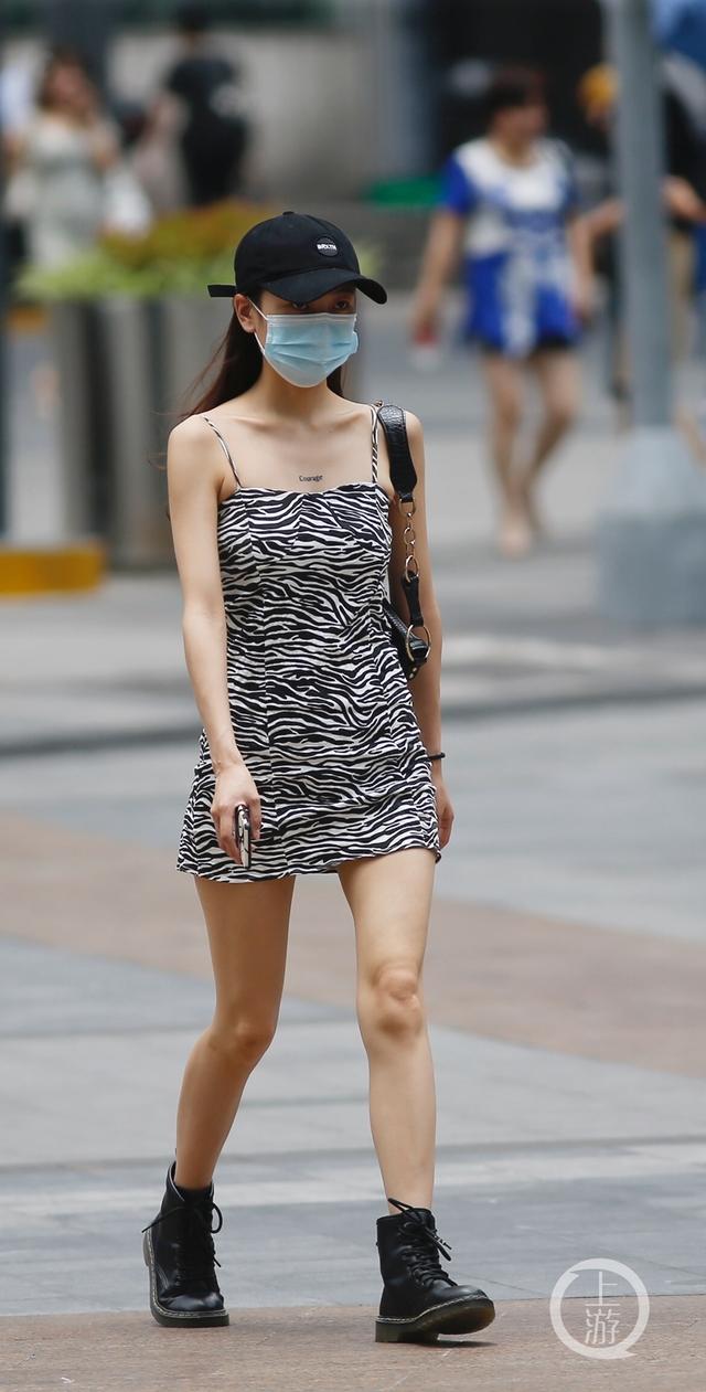 高温橙色预警!夏日炎炎重庆美女“清凉”出行
