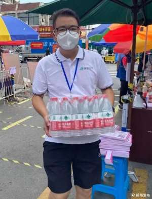 扬州汽车接送(江苏扬州：熊猫爱心车队，奔驰在青春的爱心路上)