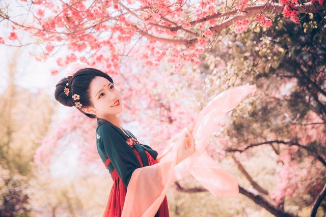 小说：农妇推倒美女，见她摔伤鲜血直流，立马躺地装晕想逃脱责任