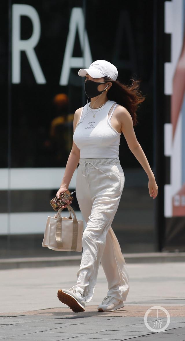高温橙色预警!夏日炎炎重庆美女“清凉”出行