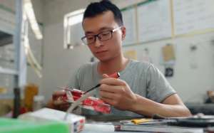 儿童纸箱汽车模型制作(废易拉罐能干吗？这位河南小伙做了6000多件汽车模型)