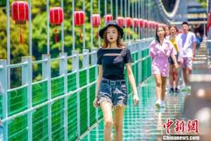 美女脚板走秀(福建玻璃悬桥上演“高空走秀”)