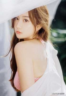 美女粉红内衣(【花间美人】粉色条纹内衣美女户外写真，唯美浪漫超养眼)