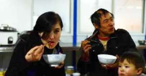 我和美女生娃(45岁农民工逆袭：娶24岁外籍美女，并在工地为其生娃，生活甜如蜜)