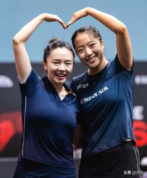 美女唱比心(申裕斌和田志希一起比心韩国女乒姐妹花：笑着完成了大满贯比赛)