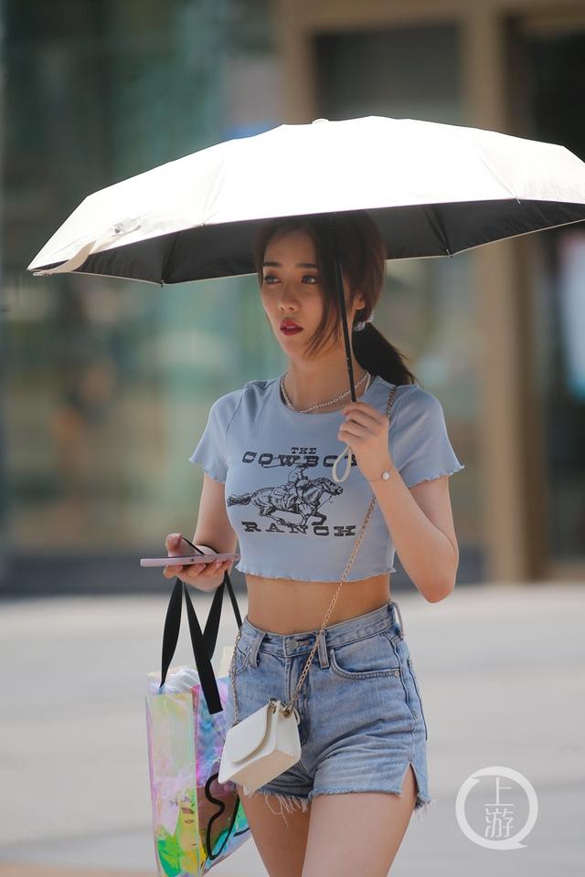 高温橙色预警!夏日炎炎重庆美女“清凉”出行