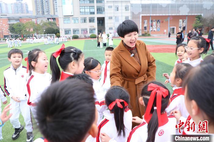 刘希娅代表:躬身讲台30载,不拘一格育人才