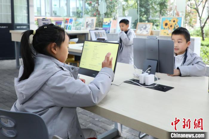 刘希娅代表:躬身讲台30载,不拘一格育人才