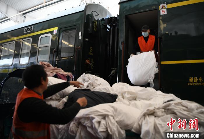 南铁春运“大后方”洗衣厂:每天为近4万件卧具“换新颜”