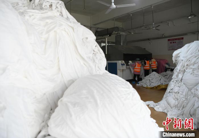 南铁春运“大后方”洗衣厂:每天为近4万件卧具“换新颜”