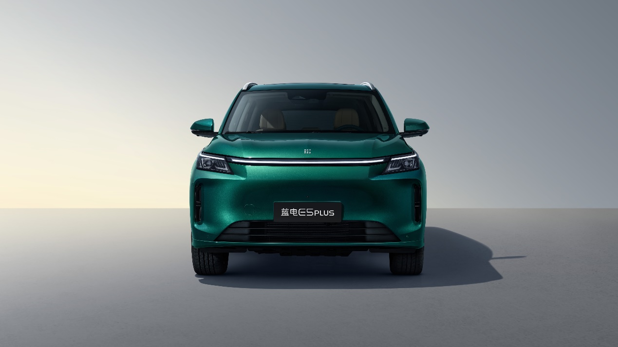蓝电E5 PLUS上新了，一口价9.98万，10万内唯一165km长续航插混SUV