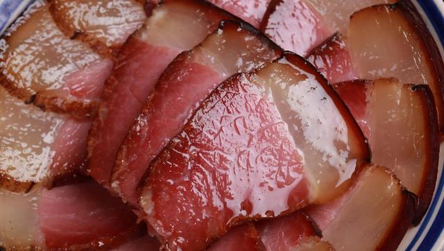 这家昭通企业，以养乌金猪而闻名，来看看他们家怎么制作腊肉