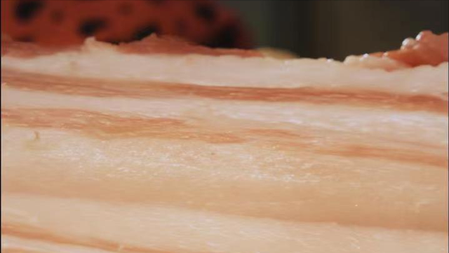 这家昭通企业，以养乌金猪而闻名，来看看他们家怎么制作腊肉