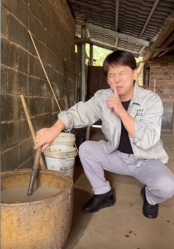 60岁曹荣回老家养猪，每天做2顿猪食，卖力搅泔水表情扭曲