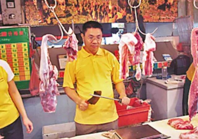 “北大才子”街头卖猪肉，身价超过百亿，回乡赠村民别墅报恩