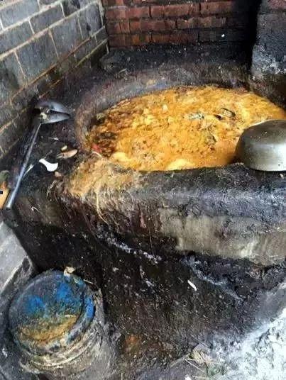 恶心！宜宾有养殖户全用泔水喂猪，能放心吃猪肉吗？