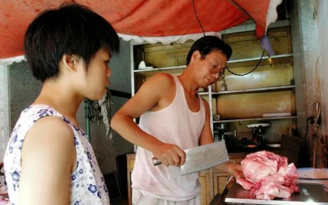 “北大才子”街头卖猪肉，身价超过百亿，回乡赠村民别墅报恩